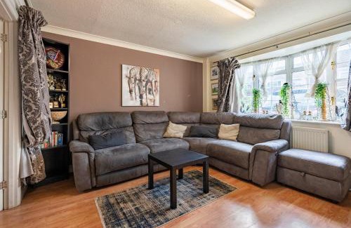 Langley Marish Apartment | Modern 3BD Stay near Elizabeth Line & Heathrow