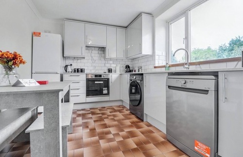 Hainault House | Modern 3Bed Escape - Work&Relax - Free Parking