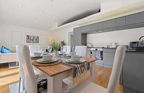 Oxford House | Modern 3BR Bungalow | Sleeps 6+ | Parking | Garden | Near JR Hospital