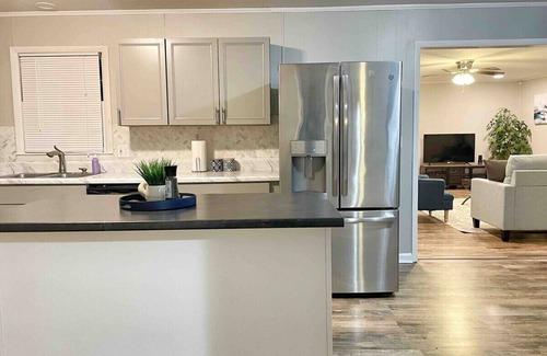 Decatur House | Modern 3BR Family Retreat Fire Pit Pet Friendly