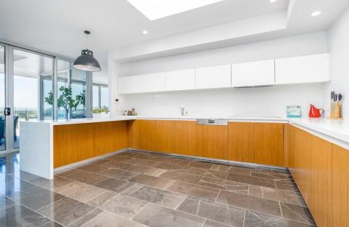Capital Hill Apartment | Modern 3BR Home 5 mins away from Parliament House - Hosted by Canstay