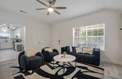 Oak Cliff House | Modern 3BR in Bishop Arts Walk to Shops