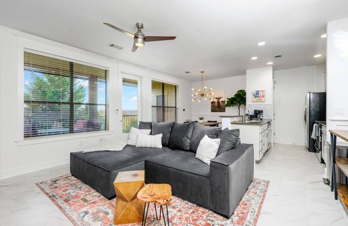 Jonestown Condo | Modern 3BR Lakeview Villa @ The Hollows Resort