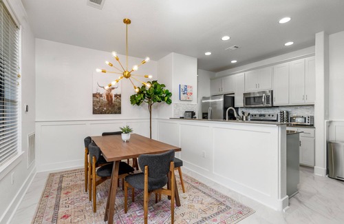 Jonestown Condo | Modern 3BR Lakeview Villa @ The Hollows Resort