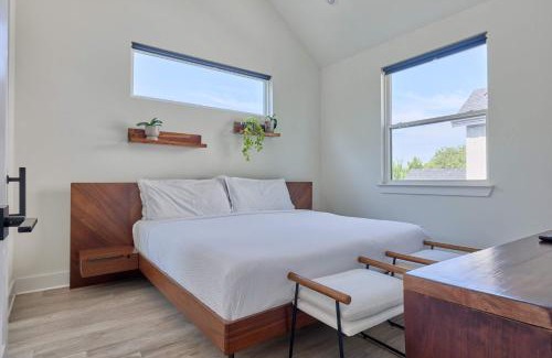 South Manchaca House | Modern 3BR Retreat - Near Airport - DT - BBQ