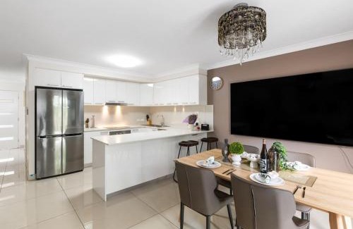 Calamvale House | Modern 3BR Townhouse in Calamvale Near Parks and Shops