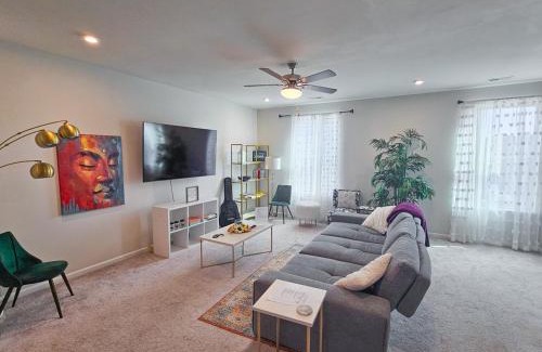 Cary House | Modern 3BR Townhouse Near RDU & Hospitals