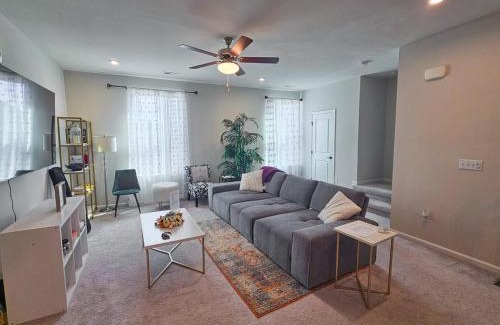 Cary House | Modern 3BR Townhouse Near RDU & Hospitals