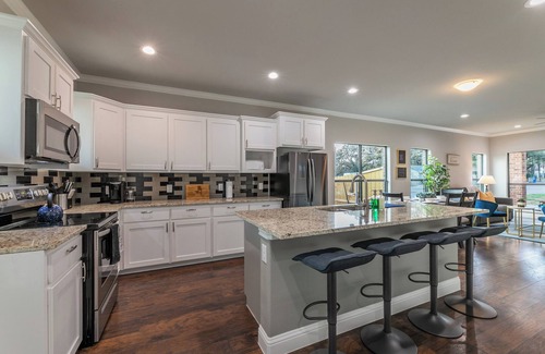 Cedar Crest House | Modern 4 Bed - By Dallas Zoo & Reunion Tower