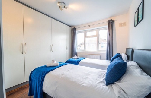 Hillingdon House | Modern 4 Bed Hayes Home (Free Parking)