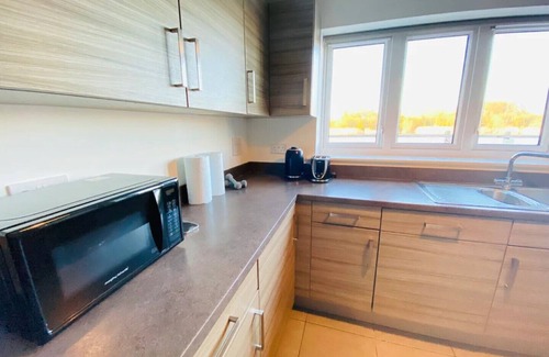 Dartford House | Modern 4-bed house with picturesque lakeside view