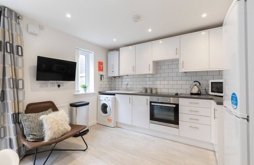 Cheltenham House | Modern 4 Bedroom 4 Bathroom Home in Cheltenham