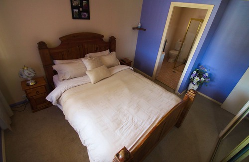 Lithgow House | Modern 4 bedroom home with Mountain views, contractors welcome.