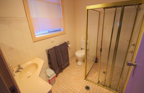 Lithgow House | Modern 4 bedroom home with Mountain views, contractors welcome.