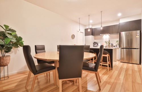 Mildura House | Modern 4 bedroom house with marina mooring, 2km from CBD