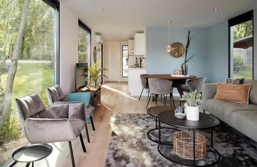 Maasbree House | Modern 4-person lodge extending 12 metres over the water, with walk-in shower, designer kitchen and stunning lakeview terrace.