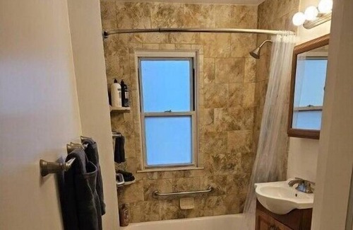 Squirrel Hill South House | Modern 4B Home in Sq Hill