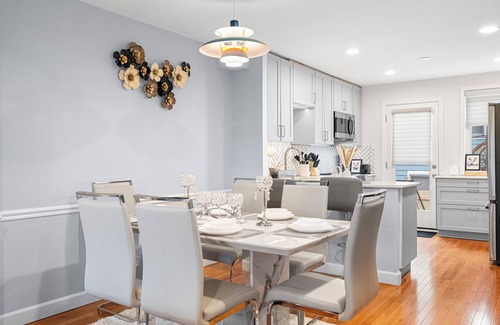 Potomac West House | Modern 4BR Getaway 3 Min to Old Town 1 Mil to Waterfront Walk to Metro