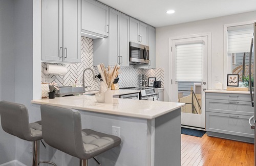 Potomac West House | Modern 4BR Getaway 3 Min to Old Town 1 Mil to Waterfront Walk to Metro