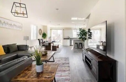 Fontana House | Modern 4BR Getaway Spa Perfect for Work & Family