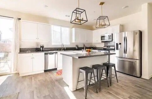 Fontana House | Modern 4BR Getaway Spa Perfect for Work & Family