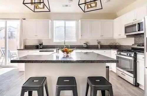 Fontana House | Modern 4BR Getaway Spa Perfect for Work & Family