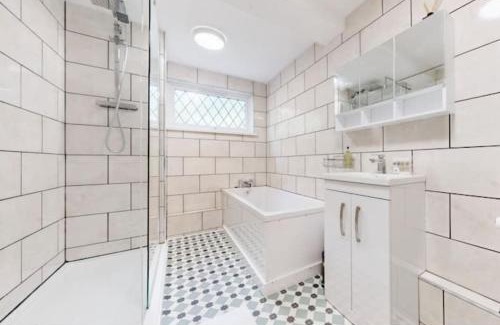 Islington House | Modern 4BR Kings Cross - Patio & Balcony
