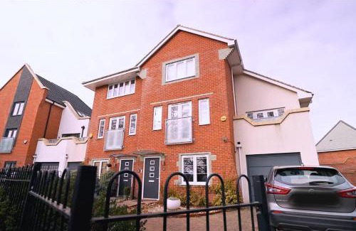 High Wycombe House | Modern 5 Bed 2 Bath Home with Parking