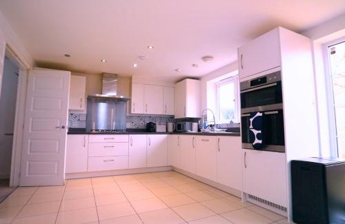 High Wycombe House | Modern 5 Bed 2 Bath Home with Parking