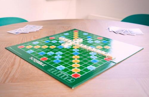 High Wycombe House | Modern 5 Bed 2 Bath Home with Parking