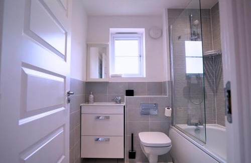 High Wycombe House | Modern 5 Bed 2 Bath Home with Parking