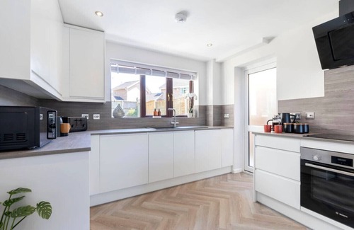 Cheltenham House | Modern 5-Bed Home With Hot Tub