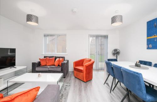 Aylesbury House | Modern 5 Bedroom 3 Bathroom Serviced House Aylesbury with parking By 360Stays