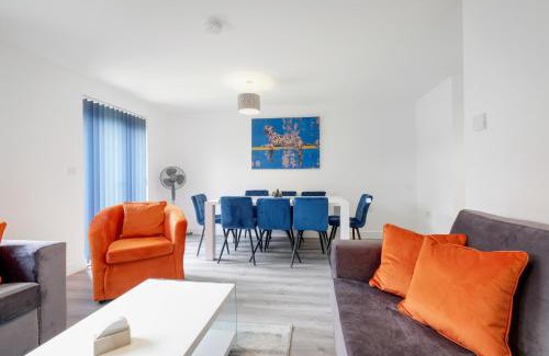 Aylesbury House | Modern 5 Bedroom 3 Bathroom Serviced House Aylesbury with parking By 360Stays