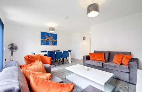 Aylesbury House | Modern 5 Bedroom 3 Bathroom Serviced House Aylesbury with parking By 360Stays