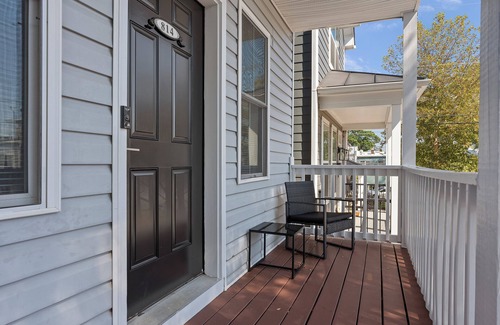 Carver House | Modern 5 Bedroom City Retreat + Walkable + Private Baths + Large Groups