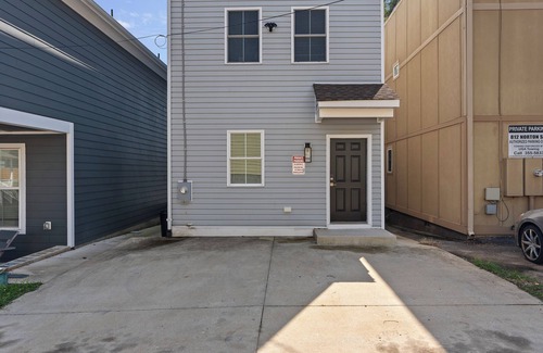 Carver House | Modern 5 Bedroom City Retreat + Walkable + Private Baths + Large Groups