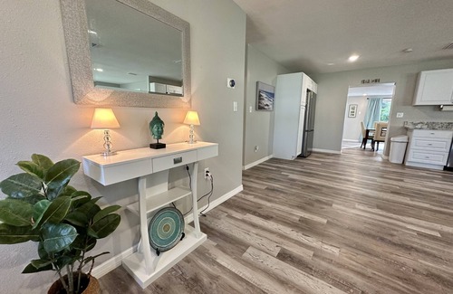 Tropic House | Modern 5 Bedroom Home 8 minutes from Beach