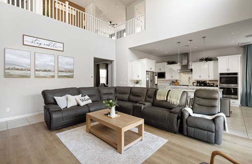 Glendale House | Modern 5 BR/4BA Family Retreat w/Heated Pool*5 mins to Westgate , Stadium & Fun