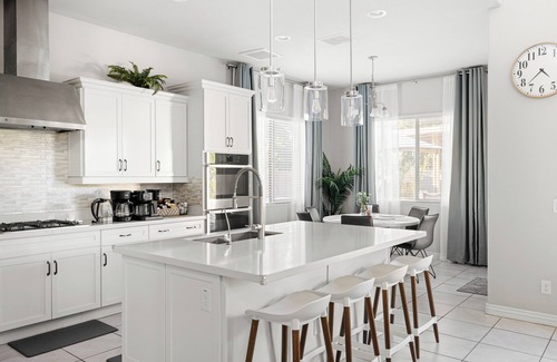 Glendale House | Modern 5 BR/4BA Family Retreat w/Heated Pool*5 mins to Westgate , Stadium & Fun