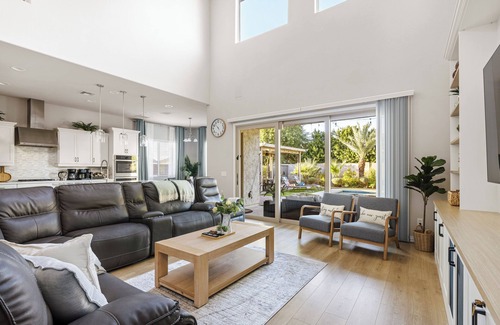 Glendale House | Modern 5 BR/4BA Family Retreat w/Heated Pool*5 mins to Westgate , Stadium & Fun