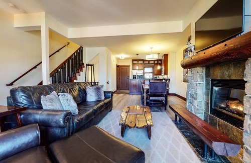Mammoth Lakes Condo | Modern 5-Star Townhome. Private Hot Tub, Gas Grill & Garage. Serene Location