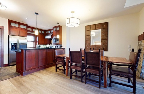 Mammoth Lakes Condo | Modern 5-Star Townhome. Private Hot Tub, Gas Grill & Garage. Serene Location