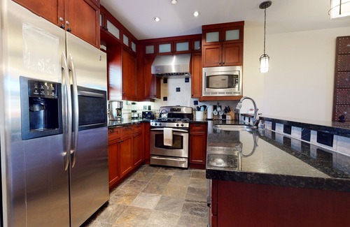 Mammoth Lakes Condo | Modern 5-Star Townhome. Private Hot Tub, Gas Grill & Garage. Serene Location