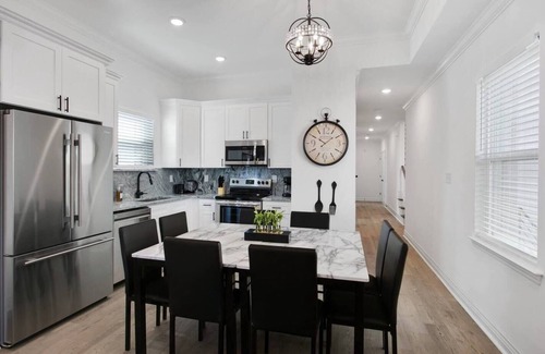 Tulane - Gravier House | Modern 5BR/5BA Escape | Near FQ & Private Parking