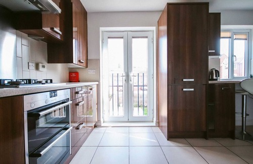 Bushey House | Modern 5BR Stay w/Parking, Near Warner Bros, Shops & London Rail Links