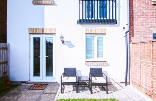 Bushey House | Modern 5BR Stay w/Parking, Near Warner Bros, Shops & London Rail Links