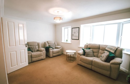 Bushey House | Modern 5BR Stay w/Parking, Near Warner Bros, Shops & London Rail Links
