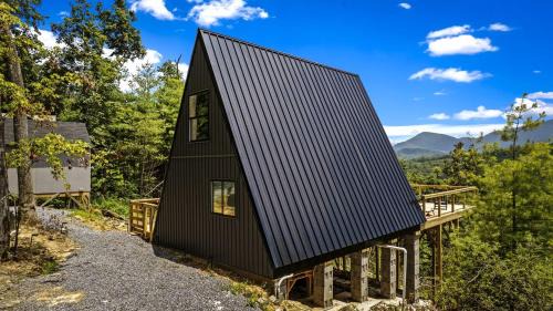 Hartford Ski Chalet | Modern A-Frame Cabin with Breathtaking Views of the Smoky Mountains, Perfect for Families or Groups