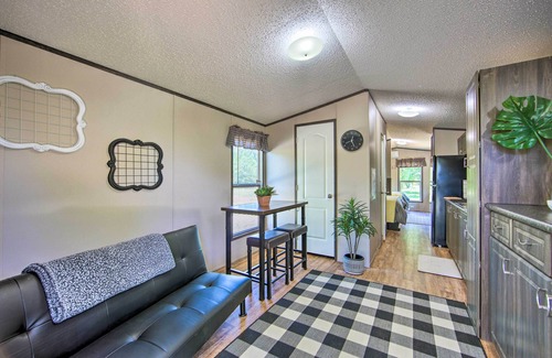 Alba Apartment | Modern Alba Tiny Home Near Lake Fork Boating!